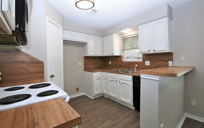 Foto del edificio - 7814 Barnhill Dr