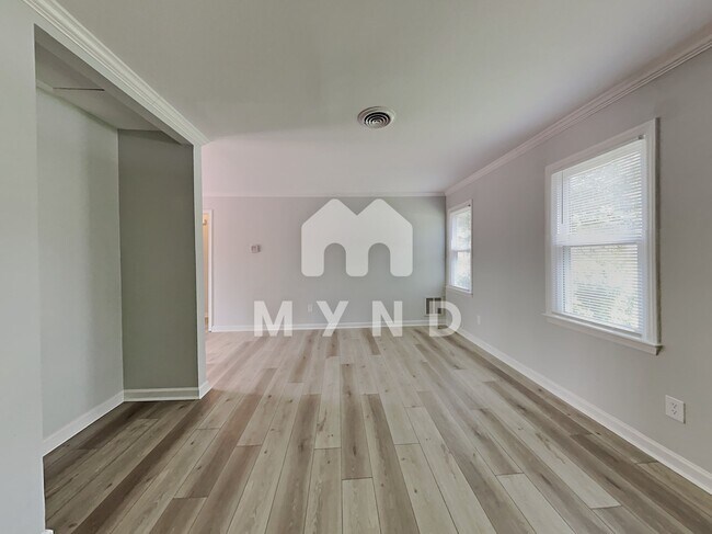 Building Photo - 3001 Pinehurst Dr