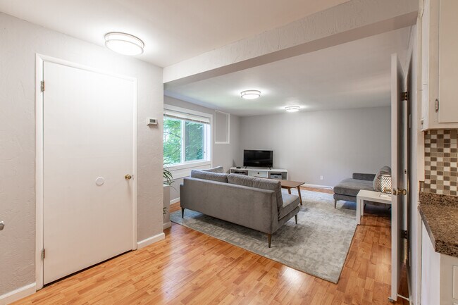 Foto del edificio - 2401 Birch Ln