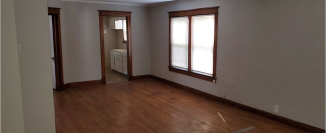 Building Photo - Upper NE Apartment Available
