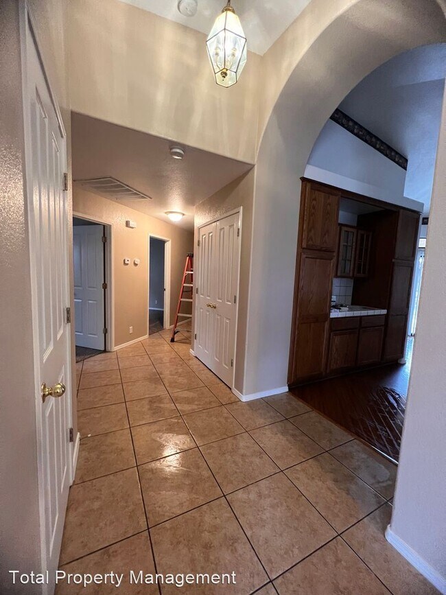 Building Photo - 3 br, 2 bath House - 1825 Modoc Ave
