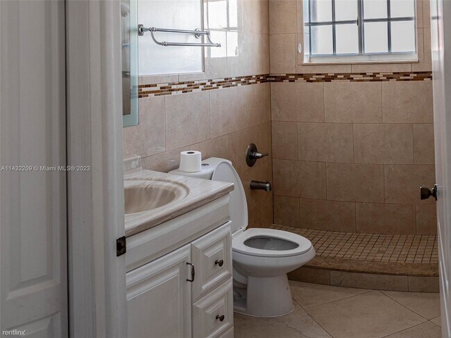 Foto del edificio - 2 br, 2 bath Condo - 2485 W 76th St