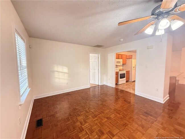 Foto del edificio - 3713 Rockhurst Dr
