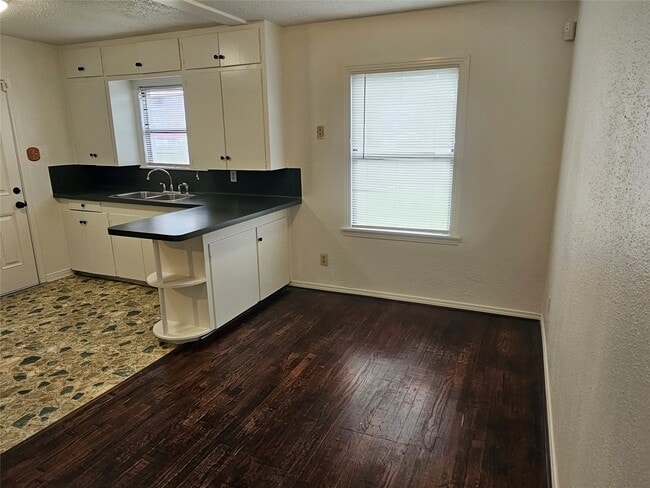 Building Photo - 113 E Forrest Ln