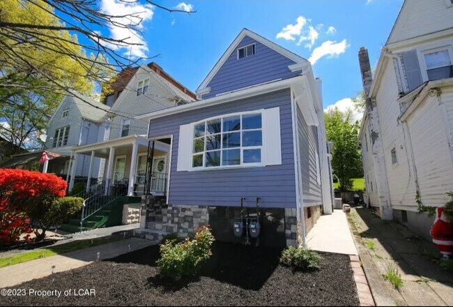 Front - 838 S Franklin St