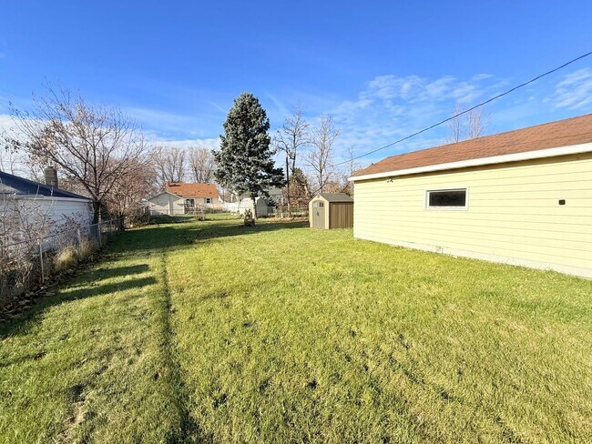 Foto del edificio - Move-In Ready 4-Bedroom Home with Massive Yard & Garage