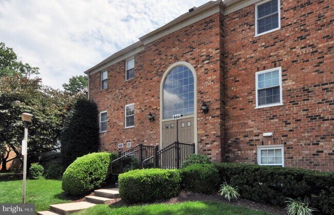 Building Photo - 866 College Pkwy