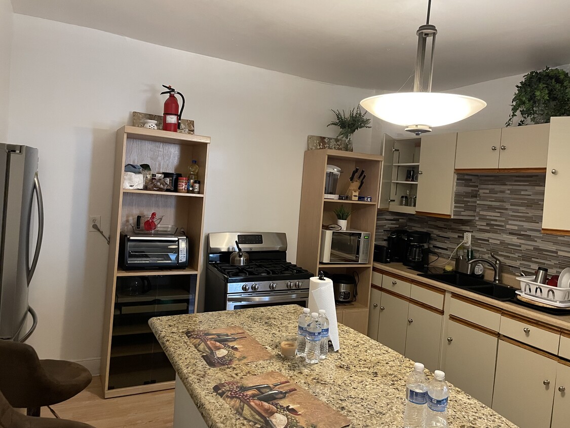 Kitchen - 1109 Ross Ave