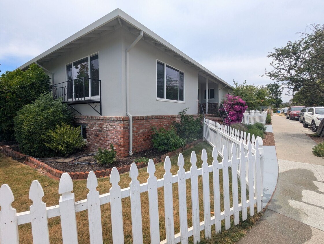 Foto principal - 4BR 3.5BA House with In-Law Unit and Bonus...