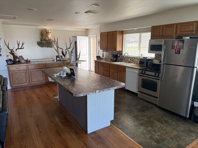 Building Photo - Beautifully updated duplex with parking and a storage shed