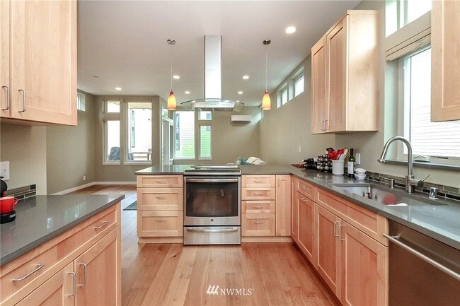Building Photo - 12016 33rd Ave NE