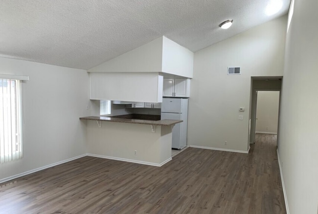Photo - 1939 Beloit Ave Apartment