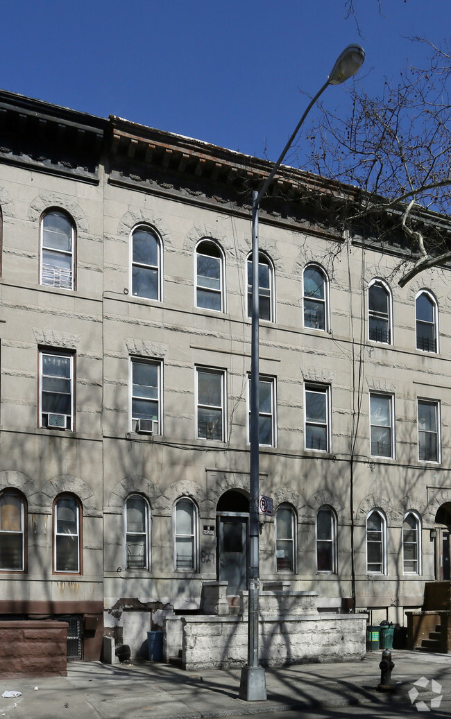 Building Photo - The Maison on Halsey