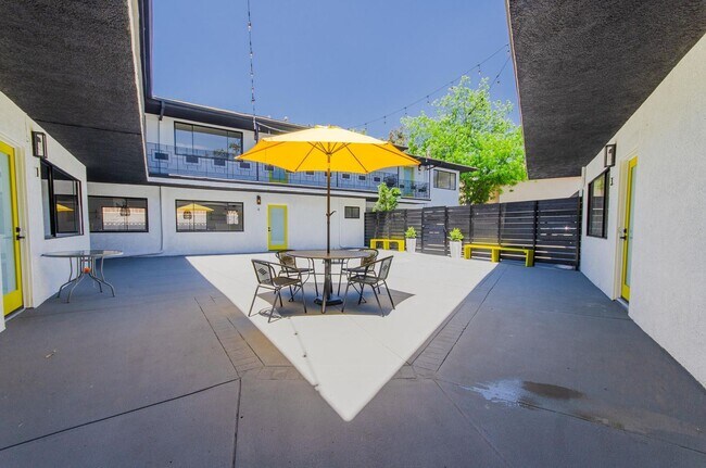 Building Photo - 2 br, 1 bath Apartment - 337 S. Ave 60