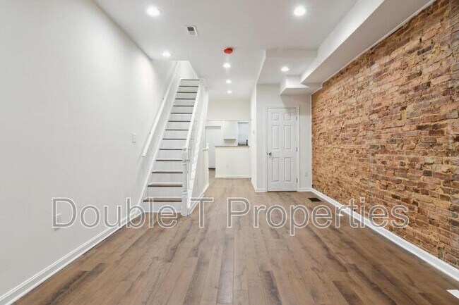 Building Photo - 912 N Milton Ave