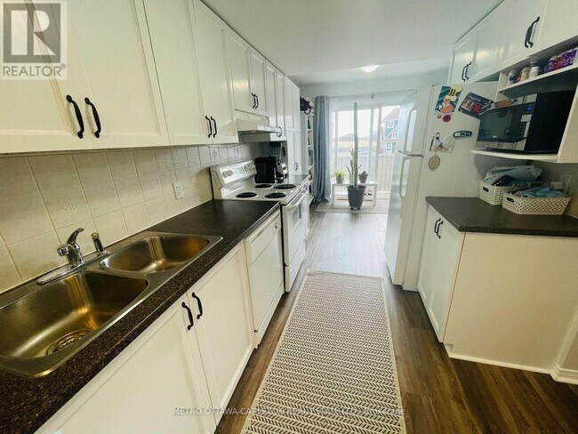 Photo du bâtiment - 268 Meadowbreeze Dr