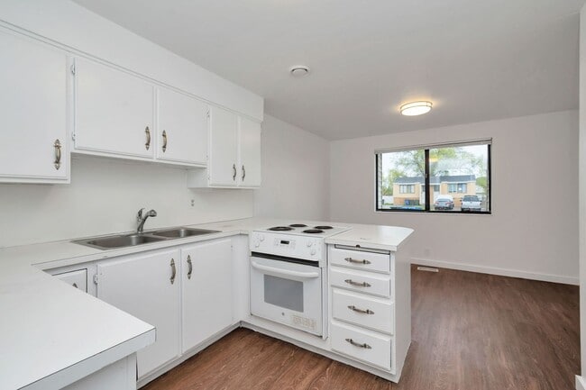 Foto del edificio - Newly Remodeled 2 Bed 1 Bath Duplex in West Valley