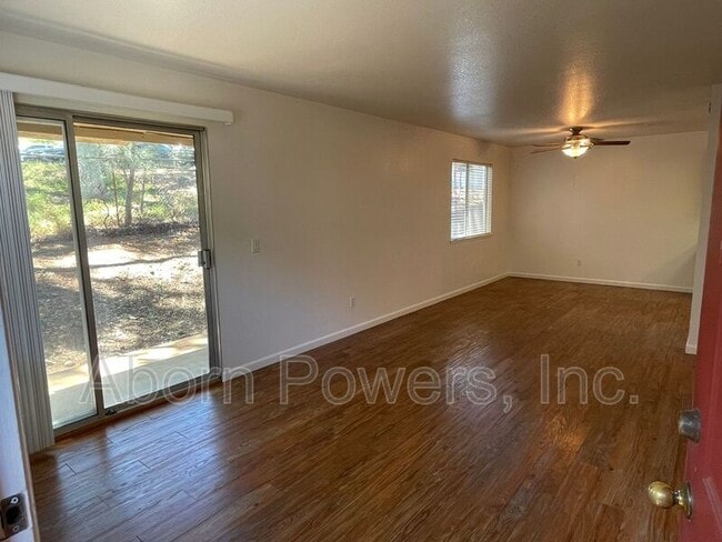 Building Photo - 2529 Greenwood Ln