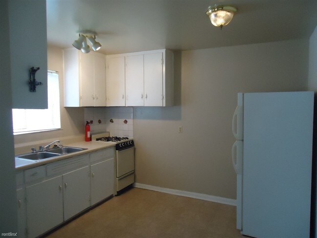 Building Photo - 1570 Memorial Dr SE