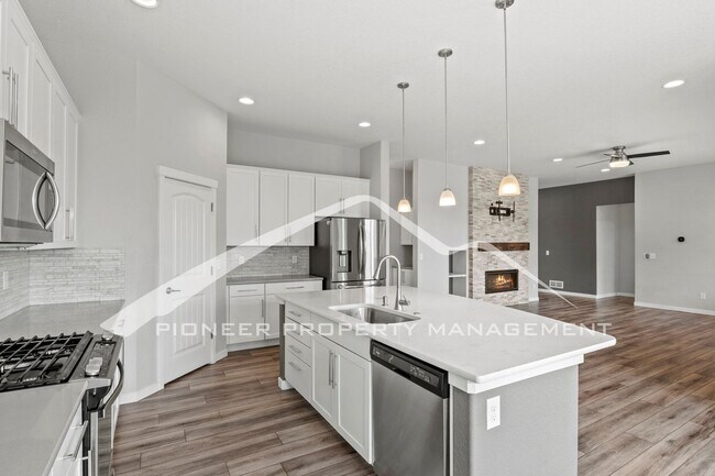 Foto del edificio - Elegant Ranch-Style Home with Main Floor Primary Bedroom with 3-Car Garage and Finished Basement ...