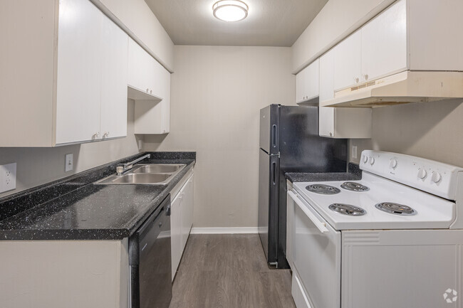 2BR, 1BA - 950SF - Kitchen - Emerald Greens