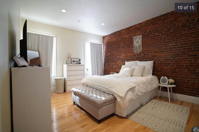 Foto del edificio - Amazing 4 bed 2 bath listing in Brookline...
