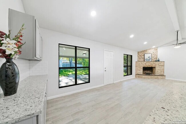 Foto del edificio - 6302 Handsome Lake Dr