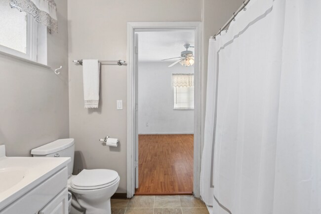 Foto del edificio - 1553 Bessie Ave