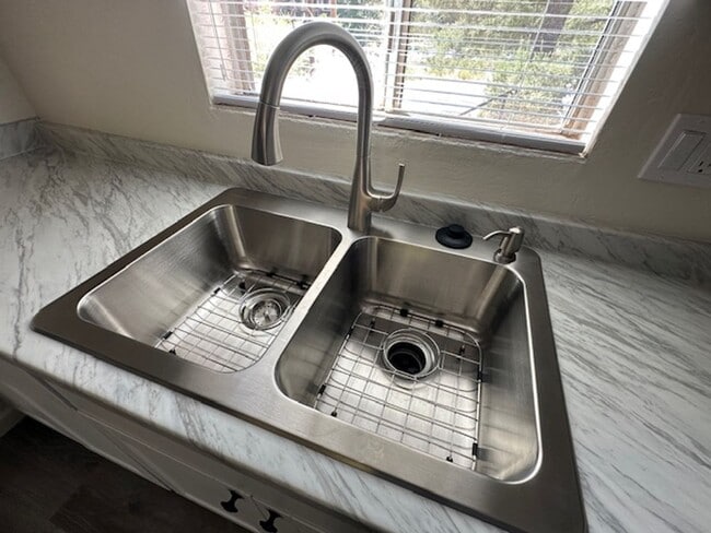 Building Photo - APARTMENT - UPTOWN SEDONA