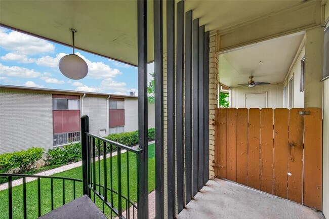 Foto del edificio - 7714 Renwick Dr