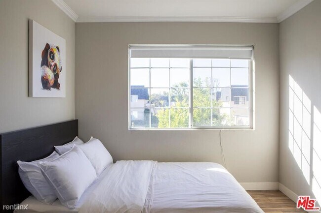 Building Photo - 3 br, 3 bath House - 6501 Vanalden Ave Uni...