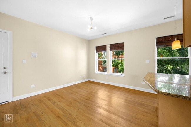 Foto del edificio - A Fantastic 2-bed in Fabulous Lakeview