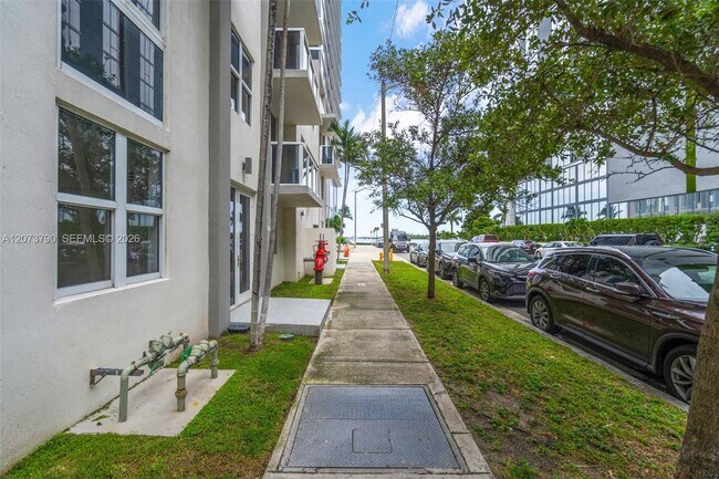 Foto del edificio - 601 NE 23rd St