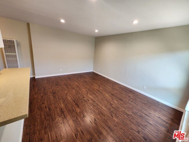 Foto del edificio - 7925 Vineland Ave
