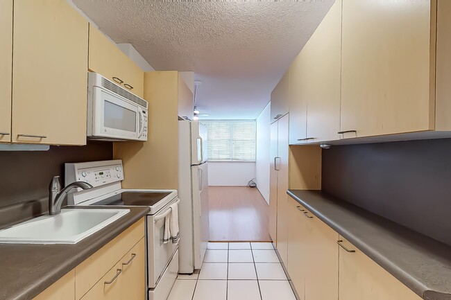 Building Photo - Available July 25! Convenient Location in ...