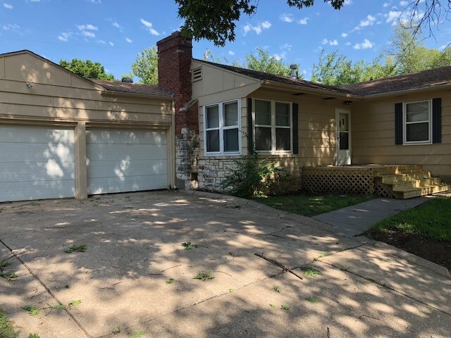 1st drive way and 2 car garage - 529 Edgerton Ave