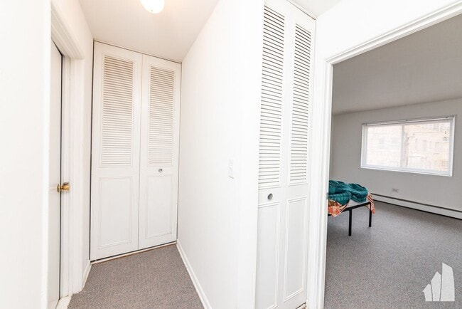 Building Photo - 520 W Aldine Ave