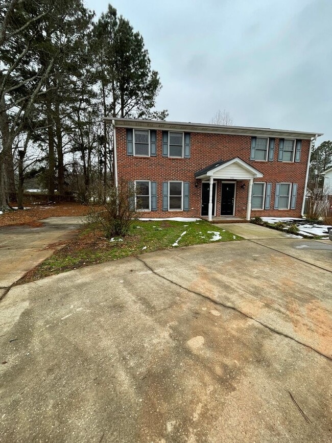 Building Photo - Lovely 2 bedroom Townhome in Fountain Inn