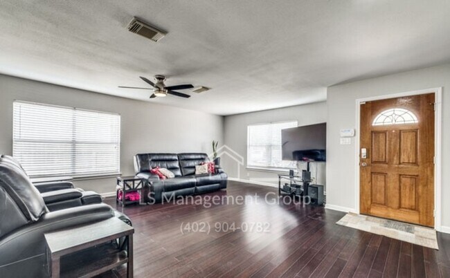 Foto del edificio - 7618 Van Ness Dr