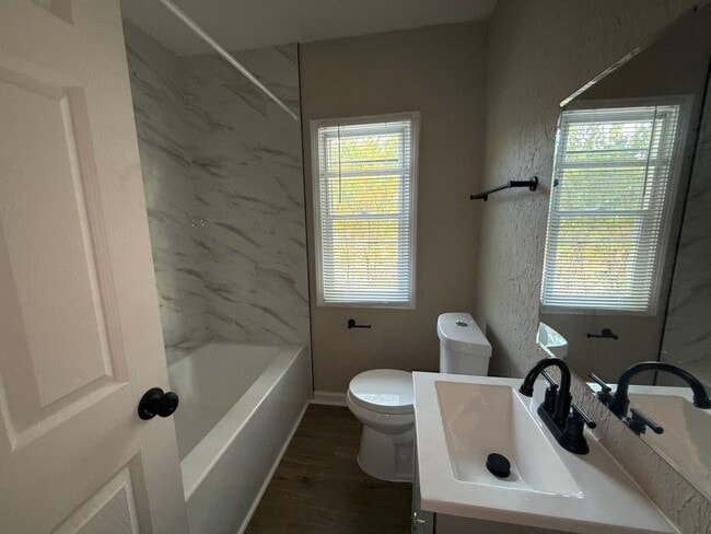 Building Photo - This beautifully updated 3-bedroom, 1-bath single-family home is ready for move-in!