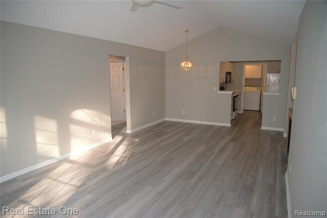 Foto del edificio - 5400 Pine Aires Dr