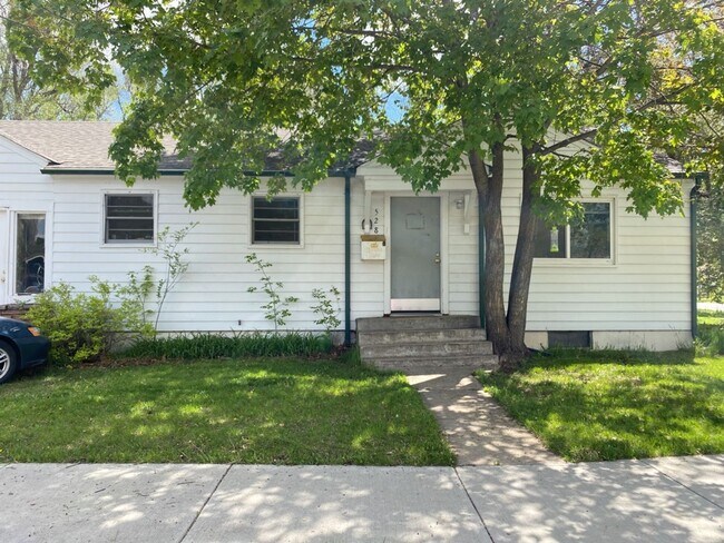 Building Photo - STUDENTS WELCOME! 3 Bed, 2 Bath House Clos...