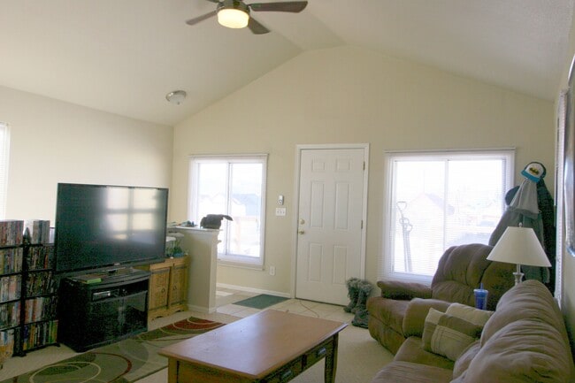 Building Photo - 423 E 6th St