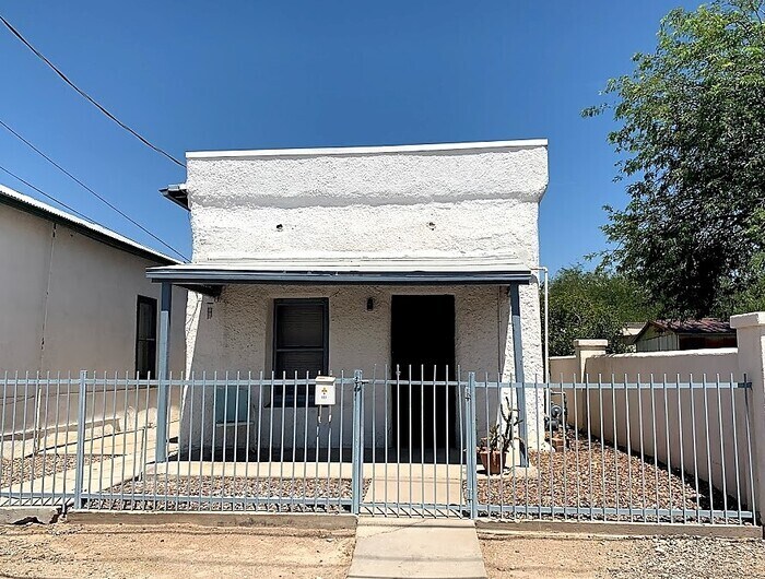 Primary Photo - Downtown 2 Bedroom House