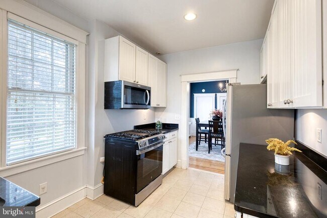 Building Photo - 401 E Lake Ave