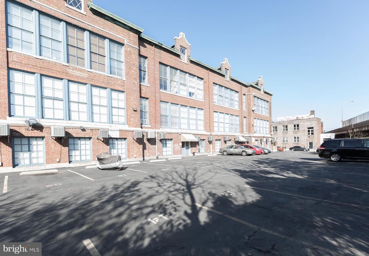 Primary Photo - 1050 E Montgomery Ave