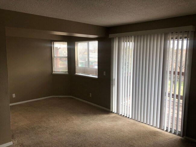 Building Photo - 2 bedroom, 1 bathroom Condominium in Auror...
