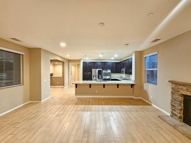 Building Photo - Beautiful  and large 4 bedroom / 3.5 bathr...