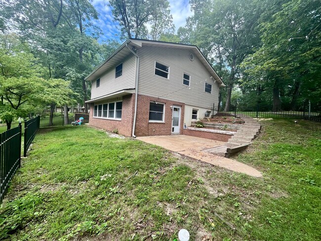 Building Photo - Three bedroom in Glen Carbon