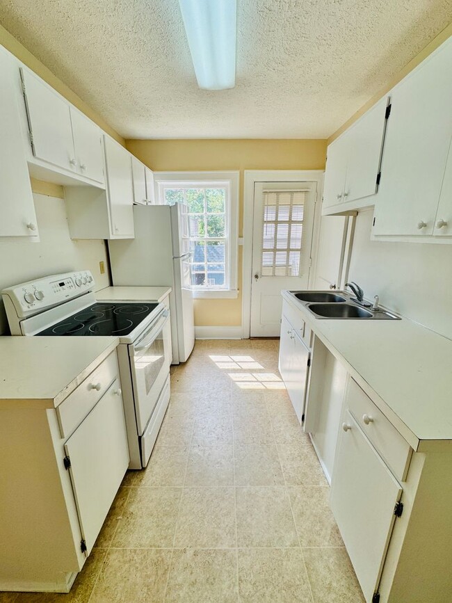 Building Photo - Delightful 2-Bedroom